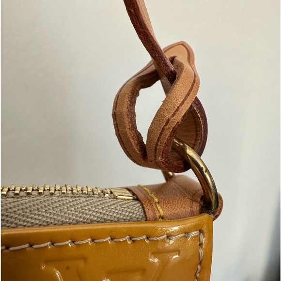 Louis Vuitton Vernis Lexington Pochette Yellow - Picture 4 of 11